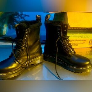 BRAND NEW, NEVER WORN, no box, 1460 SERENA FAUX FUR LINED LACE UP BOOTS, US5 L